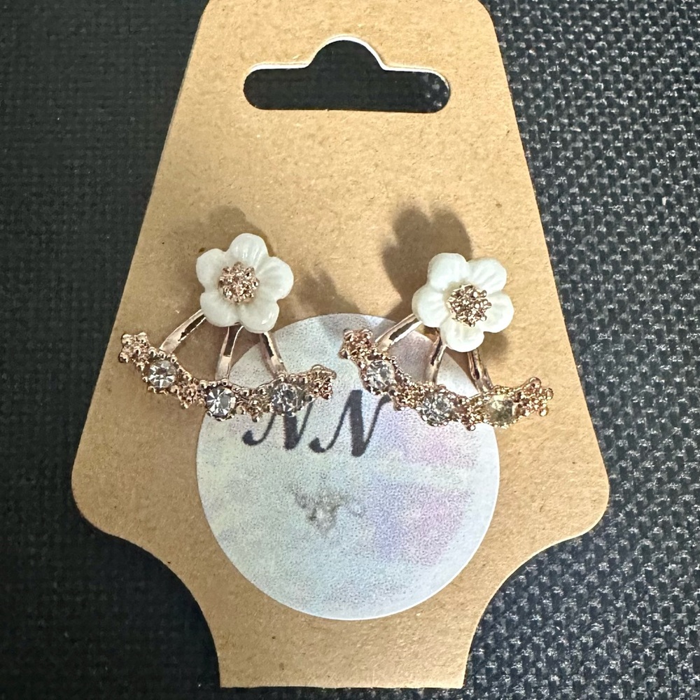 White Flower Earrings. Video L👀K!